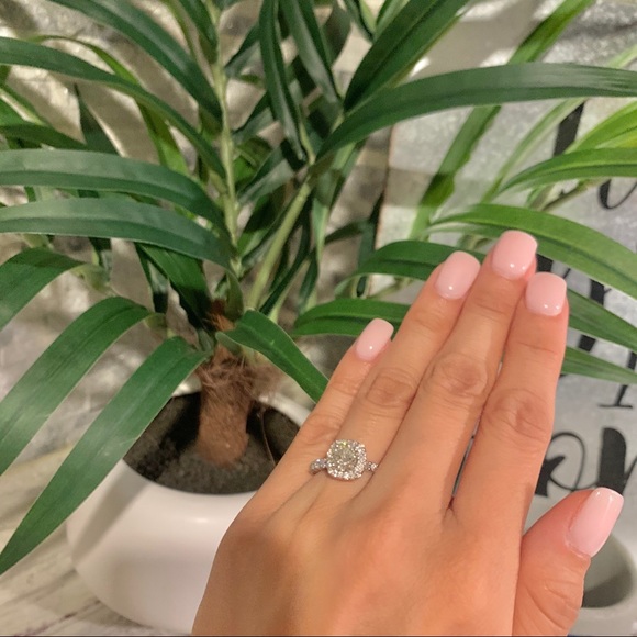 SOLD ✨ 1.06 CT Center Diamond halo engagement ring - Picture 6 of 12